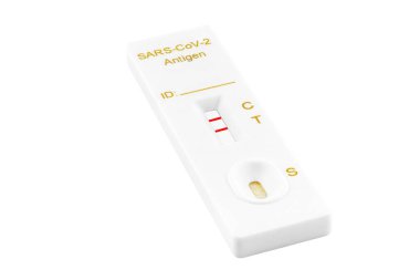 Geniz dokusu için Coronavirus pozitif antijen testi, kırpma yolu olan beyaz bir arkaplanda izole edilmiş..