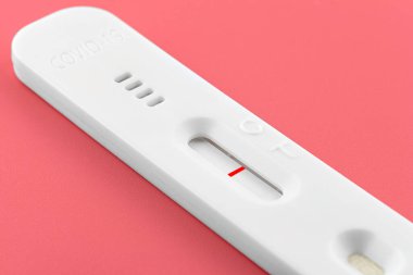 Coronavirus antijen testi genizden alınan örneklerde anormallik olduğunu gösteriyor. Pembe arka planda, kırpma yolu ile izole edilmiş..