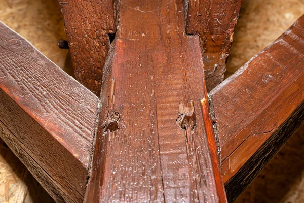 Střešní Přístřešek Viditelný Podkrovním Domě Natřený Hnědo Viditelnými Prasklinami Dřevě — Stock fotografie