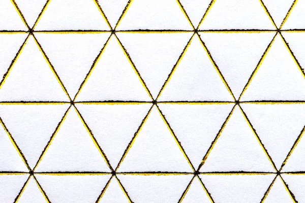 Beyaz kağıda işlenmiş altın elmas ve üçgen şekilli çizgiler, üst görünüm.