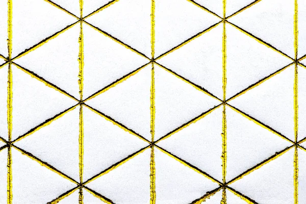 Beyaz kağıda işlenmiş altın elmas ve üçgen şekilli çizgiler, üst görünüm.