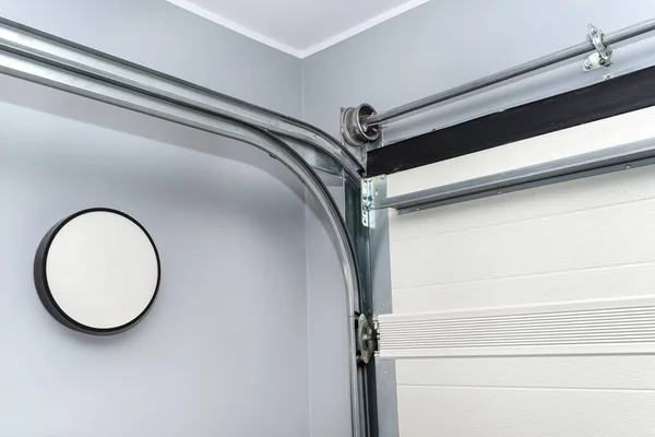Evin garaj kapısı için kılavuz raylar ve çelik halat davulları, içeriden görüş..