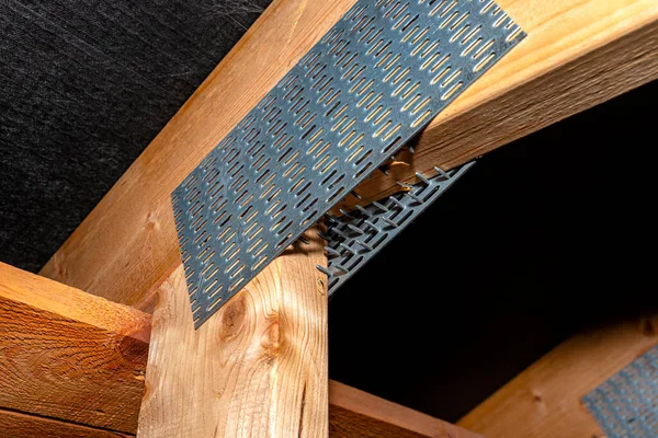 带倒刺的瓷砖 将屋顶结构与单人间的隔膜连接起来 从内部看 — 图库照片