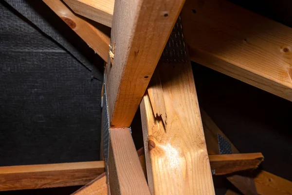 受损的带刺板连接屋顶结构 覆盖在单家庭房屋的膜上 损坏的桁架可见 — 图库照片