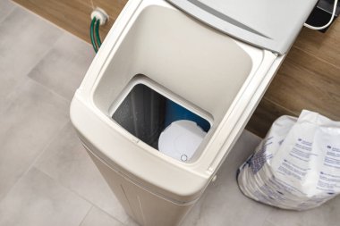 Ev yapımı su yumuşatıcı kazan dairesinde kapağı açık duruyor..