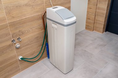 Ev yapımı su yumuşatıcı kazan dairesinde kapağı kapalı duruyor..