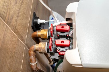 Kazan dairesindeki durgun su yumuşatıcısına su sağlayan bakır borular..