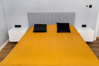 Hardallı yatak örtüsü olan modern bir yatak odası, basit bir görünüm..