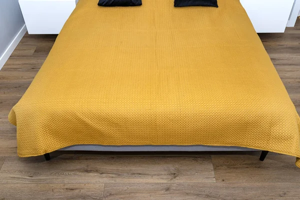 Ein Bett Einem Modernen Schlafzimmer Mit Einer Senfhaltigen Tagesdecke Schlichtes — Stockfoto