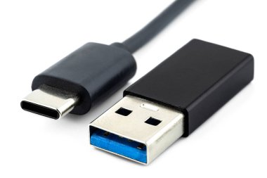 USB 3.1 Tip-C kablosu ve USB 3.0 tip A adaptörünün beyaz zemin üzerinde izole edilmiş makro görüntüleri.