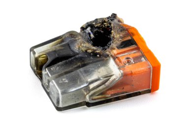 Beyaz arka planda izole edilmiş üç girdiyle elektrik kabloları için yanmış hızlı eşleştirici.