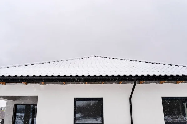 Ενιαία Οικογενειακή Στέγη Σπίτι Καλύπτονται Χιόνι Κατά Συννεφιασμένο Ουρανό Ορατές — Φωτογραφία Αρχείου