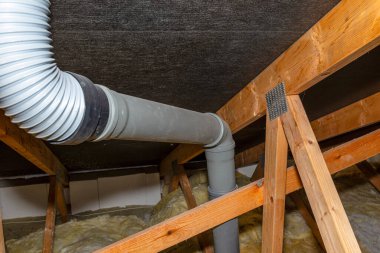 Kanalizasyon havalandırması için çatı bacasına bağlı plastik boruların uçları..