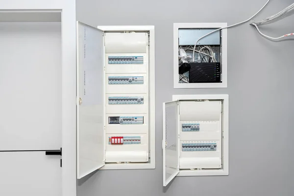 Dos Cajas Eléctricas Abiertas Con Fusibles Una Caja Multimedia Colocadas —  Fotos de Stock