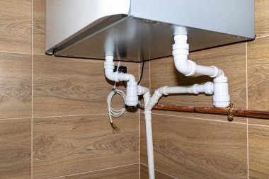 İçerideki mekanik havalandırmadaki yoğunlaşmayı boşaltmak için kullanılan kanalizasyon boruları ve ısı geri kazanma..