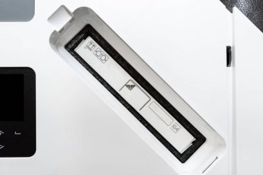 Evde mekanik havalandırma, duvarda ısı giderici asılı, G4 filtreli soket takılı..