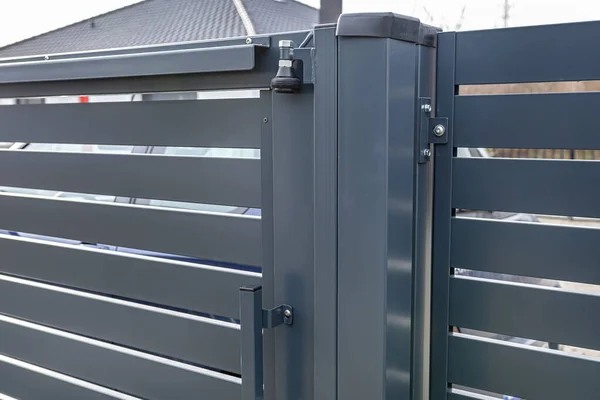 Современные Раздвижные Входные Ворота Антрацитного Цвета Видимые Верхние Направляющие Ролики — стоковое фото