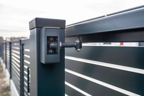アントラサイト色の現代的な摺動入口ゲート 表示される上部ガイドローラー — ストック写真