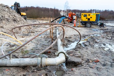 Yüksek yeraltı suyu, görünür metal ve plastik borulardan kurtulmak için Wellpoint kurulumu.