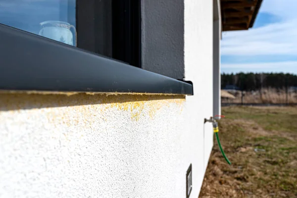 Gelber Montageschaum Unter Der Fensterbank Gefüllt Weißer Putz Durch Schlampige — Stockfoto