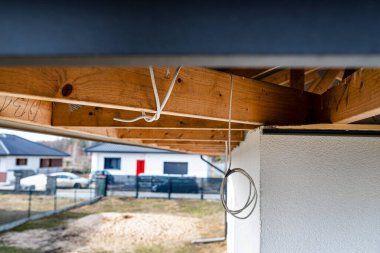 Elektrik kablosunun geçtiği çatı kirişleri çorabın içindeki aydınlatmayı bağlar..