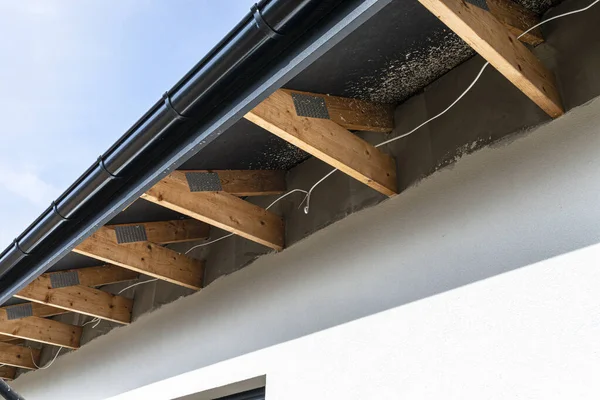 屋根は 電気ケーブルがソフト内の照明を接続するために通過する信頼 — ストック写真