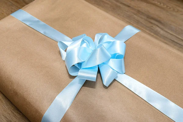 Cadeau Enveloppé Dans Papier Gris Enveloppé Ruban Bleu Attaché Dans — Photo