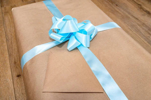 Cadeau Enveloppé Dans Papier Gris Enveloppé Ruban Bleu Attaché Dans — Photo