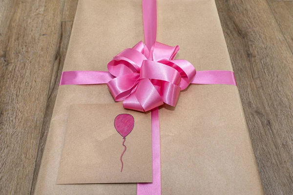 Cadeau Enveloppé Dans Papier Gris Enveloppé Ruban Rose Attaché Dans — Photo