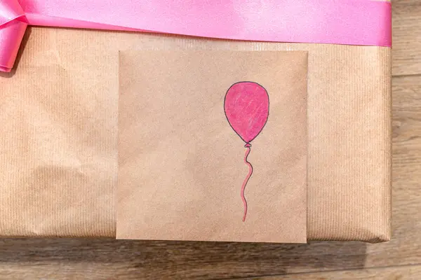 Cadeau Enveloppé Dans Papier Gris Enveloppé Ruban Rose Gros Plan — Photo