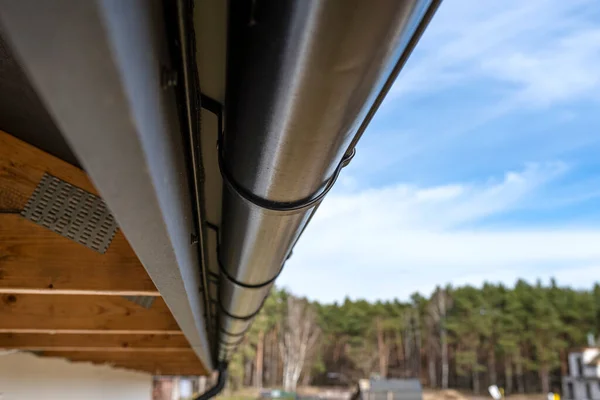 Metallo Grondaia Nera Tetto Coperto Piastrelle Ceramica Sullo Sfondo Una — Foto Stock