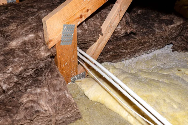 Tavan Arasındaki Çatı Kirişlerindeki Pcv Borusunda Elektrik Kablosu Var — Stok fotoğraf