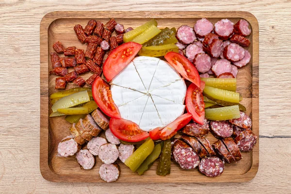 Placa Madeira Com Pedaços Carne Queijo Azul Legumes Balcão Cozinha — Fotografia de Stock