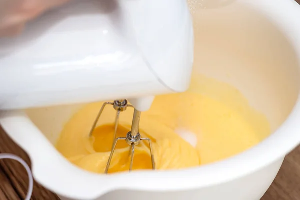 Kneading Ciasto Pomocą Miksera Ręcznego Trzepaczką Ciasto Jest Żółtym Stanie — Zdjęcie stockowe