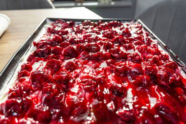 Süzme peynirli, çırpılmış kremalı ve vişne soslu Japon pastası..