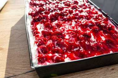 Süzme peynirli, çırpılmış kremalı ve vişne soslu Japon pastası..