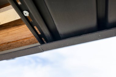 Çorap kirişlere sabitlenir ve kirişler metal levha ile kaplanır..