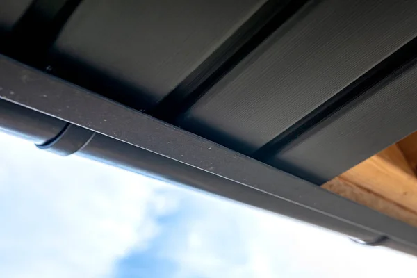 The soffit is fixed to the trusses and to the end of the trusses covered with sheet metal.