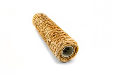 Paslı su sicim filtresinden kirlenmiş, beyaz bir arkaplanda izole edilmiş..