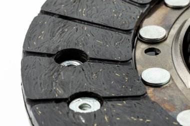Sürtünme kaplamaları için kullanılan araba debriyajı makro çekimleri, beyaz arka planda izole edilmiş.