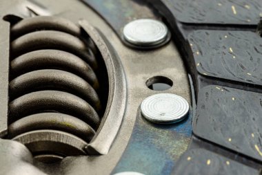 Beyaz arka planda izole edilmiş, sönümleyici yay ve sürtünme kaplamalı kullanılmış araba debriyajı.