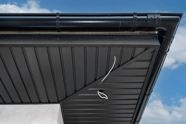Den Dachstühlen Ist Eine Moderne Graphit Fischgrätdachverkleidung Angebracht Sichtbare Kabel — Stockfoto