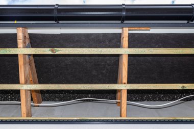 Üç sıra ahşap yarasayla iskele, PVC çorabını takmak için, aydınlatma için görünür kablolar..