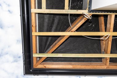 Üç sıra ahşap yarasayla iskele, PVC çorabını takmak için, aydınlatma için görünür kablolar..