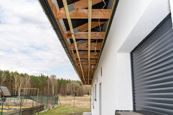 Scaffolding Three Rows Wooden Battens Attaching Pvc Soffit Visible Cables — Foto de Stock