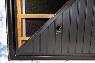 Üç sıra ahşap batonlu iskele ve ikiye bölünmüş modern bir grafit somunu, görülebilir H ve J çıtçıtaları..