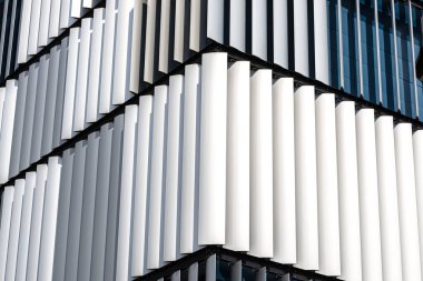 Modern bir binanın ön cephesi. Otomatik, hareketli perdelerden yapılmış yenilikçi bir cephe..