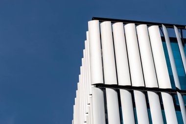 Modern bir binanın ön cephesi. Otomatik, hareketli perdelerden yapılmış yenilikçi bir cephe..