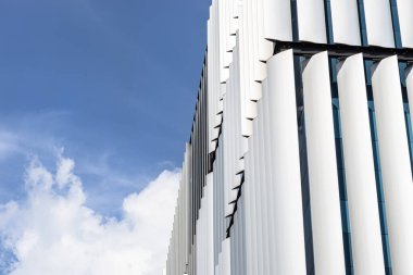 Modern bir binanın ön cephesi. Otomatik, hareketli perdelerden yapılmış yenilikçi bir cephe..