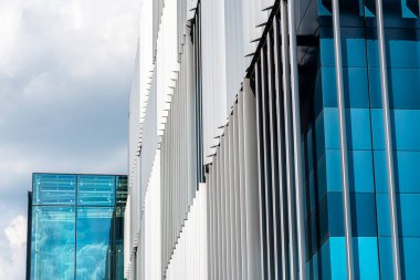 Modern bir binanın ön cephesi. Otomatik, hareketli perdelerden yapılmış yenilikçi bir cephe..